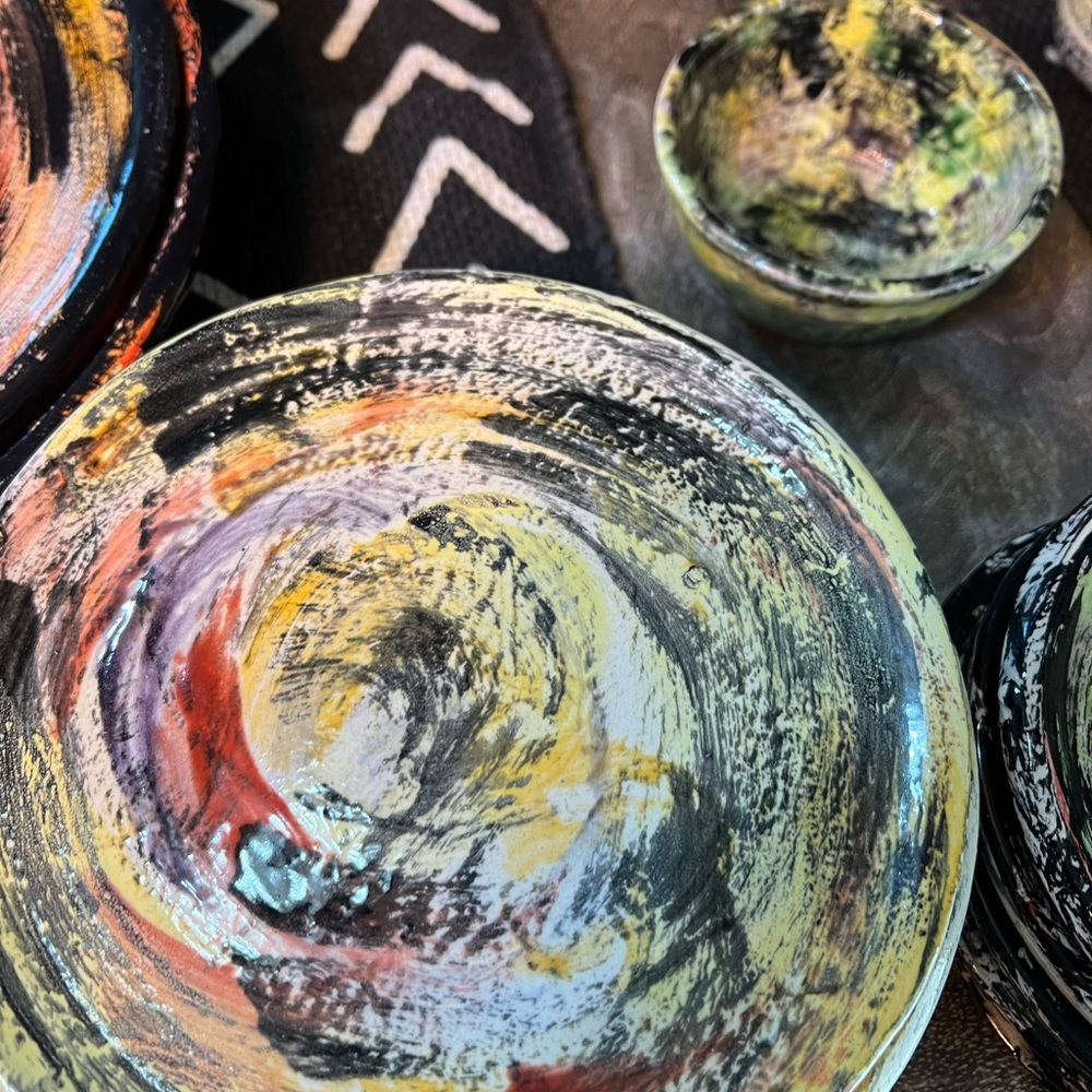 Abstract Multicolor Dinnerware Set - Picture 4 of 6
